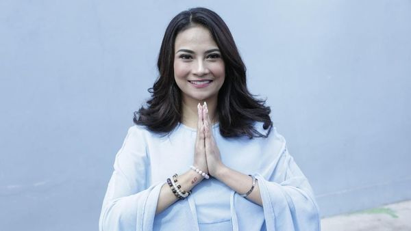 Vanessa Angel Cantik Berkaftan Biru