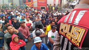 Antrean Mengular Warga Kediri Demi Salam Tempel