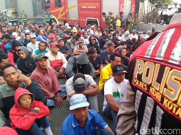Antrean Mengular Warga Kediri Demi Salam Tempel