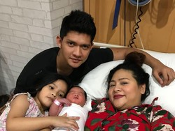 Audy Melahirkan, Iko Uwais Lebaran di Rumah Sakit