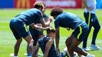 Aksi Neymar kemudian diikuti oleh beberapa pemain lainnya seperti Marcelo, Gabriel Jesus, dan Willian yang menambahkan tepung serta air ke kepala Coutinho. Foto: Buda Mendes/Getty Images