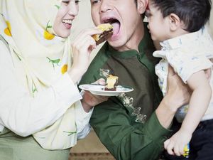 Makin Cantik, Ini Pose Manis Alyssa Soebandono Saat Makan Bareng Suami dan Keluarga