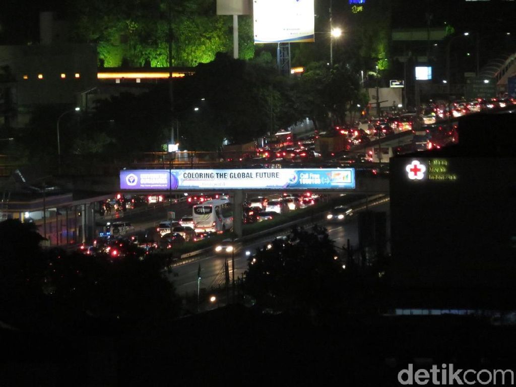 Imbas Pengerjaan Jalan, Tol Semanggi-Kuningan Macet 1 Km Imbas Pengerjaan Jalan, Tol Semanggi-Kuningan Macet 1 Km