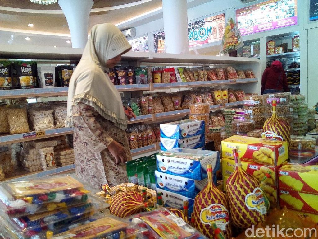 Pemudik Berburu Makanan Jenang di Kudus Pemudik Berburu Makanan Jenang di Kudus