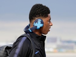 Sementara striker Marcus Rashford asyik mendengarkan musik. Pemain berusia 20 tahun itu disebut mengalami cedera di latihan terakhir, namun tidak serius. (Foto: Anton Vaganov/Reuters)