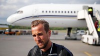 Harry Kane juga langsung meladeni wartawan yang menunggu kedatangannya. (Foto: Anton Vaganov/Reuters)