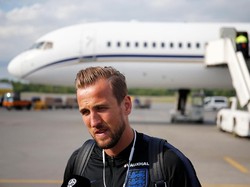 Harry Kane juga langsung meladeni wartawan yang menunggu kedatangannya. (Foto: Anton Vaganov/Reuters)