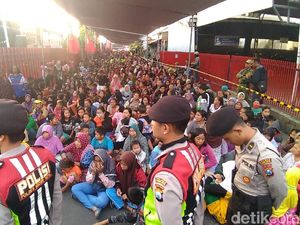 Ribuan Warga Rela Antre Demi Salam Tempel dari Perusahaan Rokok Ini