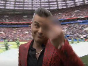 Jari Tengah Robbie Williams di Pembukaan Piala Dunia 2018
