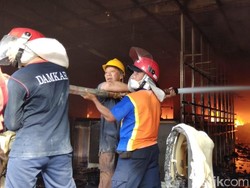 Ditinggal Mudik, Toko Busana di Kota Mojokerto Terbakar