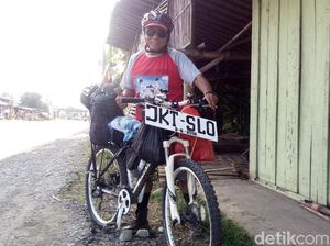 Pensiunan Ini Mudik Jakarta-Solo Naik Sepeda Onthel