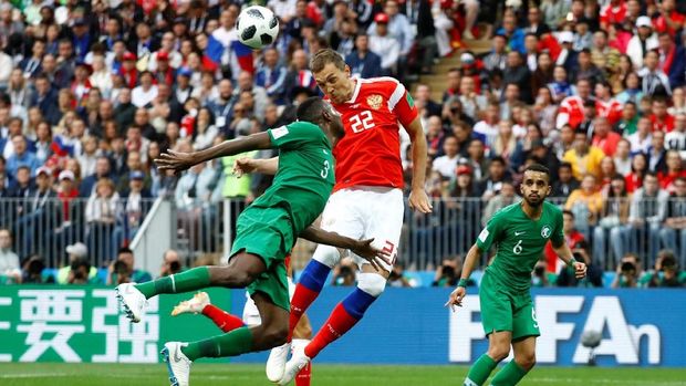 Artem Dzyuba mencetak gol ketiga Rusia ke gawang Arab Saudi.