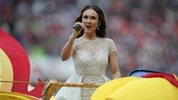 Aida Garifullina tampak terlihat anggun dengan gaun berwarna putih gading. (Foto: Carl Recine/Reuters)