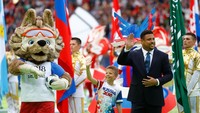 Legenda sepakbola Brasil, Luis Nazario de Lima atau yang akrab dikenal dengan Ronaldo, ikut memeriahkan pembukaan Piala Dunia 2018. (Foto: Kai Pfaffenbach/Reuters)