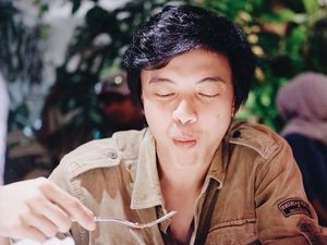 Ini Gaya Bisma SM*SH, Ketika Ngopi dan Makan Sushi