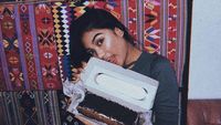 Intip Gaya Keren Marion Jola Saat Minum Kopi hingga Makan Kue