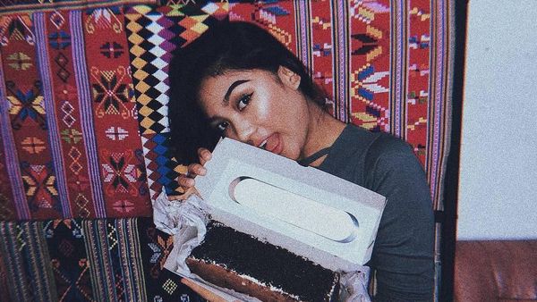 Intip Gaya Keren Marion Jola Saat Minum Kopi hingga Makan Kue