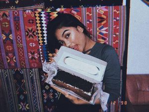 Intip Gaya Keren Marion Jola Saat Minum Kopi hingga Makan Kue