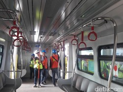 Cek Kesiapan Jelang Sertifikasi, Sandiaga Tinjau Proyek LRT