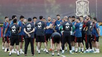 Hierro pun tak ayal menghadapi tekanan besar karena catatan tersebut. Terlebih Spanyol ditunggu lawan berat di laga pertama: Portugal yang merupakan juara Eropa. Hierro sendiri belum punya pengalaman panjang di dunia kepelatihan. Real Oviedo adalah satu-satunya tim yang pernah ditanganinya sebelumnya. (Foto: Getty Images)