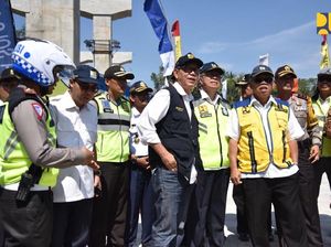 Naik Truk, Menteri PUPR Tes Jembatan Kalikuto Dibuka untuk Mudik Naik Truk, Menteri PUPR Tes Jembatan Kalikuto Dibuka untuk Mudik