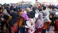 Ratusan Warga Serbu Daging Murah di Bekasi