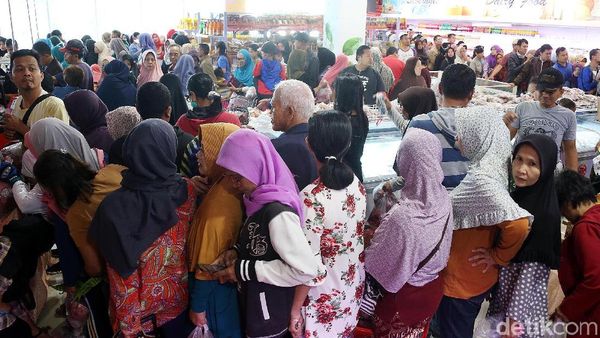 Ratusan Warga Serbu Daging Murah di Bekasi