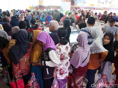Ratusan Warga Serbu Daging Murah di Bekasi