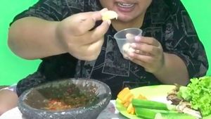 Kocak! 10 Gaya Mala Barbie Saat Lahap Makan Oyong Mentah dan Tutut