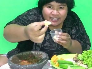 Kocak! 10 Gaya Mala Barbie Saat Lahap Makan Oyong Mentah dan Tutut