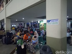 Pemudik via Udara di Bandara Juanda Alami Penurunan