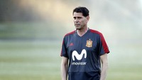 Pergantian itu benar-benar langsung terasa di kamp latihan Spanyol di Krasnodar. Fernando Hierro kini memimpin latihan tim di lapangan. (Foto: Getty Images)