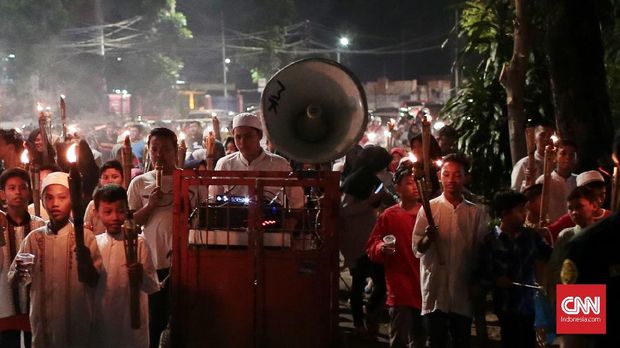 Masyarakat Ibu kota Jakarta warga merayakan malam takbiran dengan pawai obor keliling menyusuri jalan raya. Malam ini masyarakat akan merayakan takbiran untuk menyambut Hari Raya Idul Fitri 1439 Hijriah. Jakarta. Kamis,14 Juni 2018.CNN Indonesia/Andry Novelino