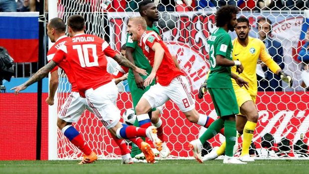 Pemain-pemain Rusia merayakan gol pertama yang dicetak Iury Gazinsky.