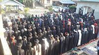 Foto: Pakaian Serba Hitam Jemaah An Nadzir Saat Salat Id di Gowa