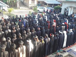 Serba Hitam, Jemaah An Nadzir di Gowa Lebaran Hari Ini Serba Hitam, Jemaah An Nadzir di Gowa Lebaran Hari Ini
