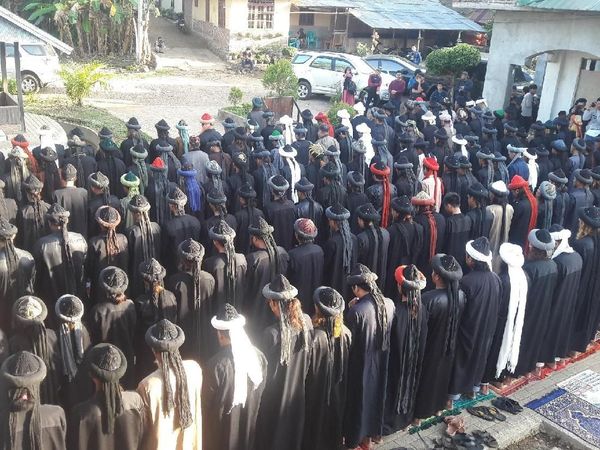 Foto: Pakaian Serba Hitam Jemaah An Nadzir Saat Salat Id di Gowa