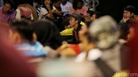 Warga langsung berkerumun memenuhi lokasi nobar di halaman gedung Trans Media.