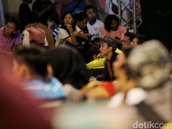Warga langsung berkerumun memenuhi lokasi nobar di halaman gedung Trans Media.