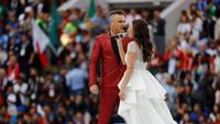 Robbie Williams dan Aida Garifullina Curi Perhatian di Pembukaan Piala Dunia 2018