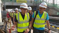 Pakai Rompi Proyek, Sandi Cek Proyek LRT Jakarta di Libur Lebaran