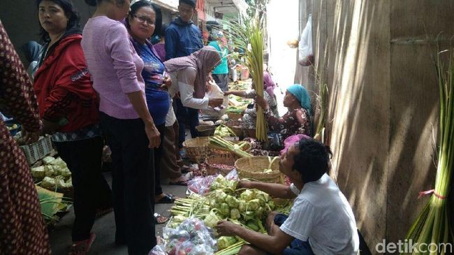 Rayakan Lebaran dengan Ketupat, Warga Serbu Penjual Janur Rayakan Lebaran dengan Ketupat, Warga Serbu Penjual Janur