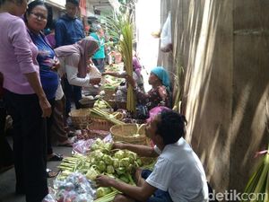 Rayakan Lebaran dengan Ketupat, Warga Serbu Penjual Janur
