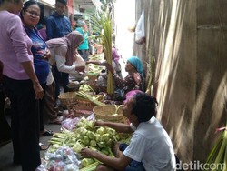 Rayakan Lebaran dengan Ketupat, Warga Serbu Penjual Janur