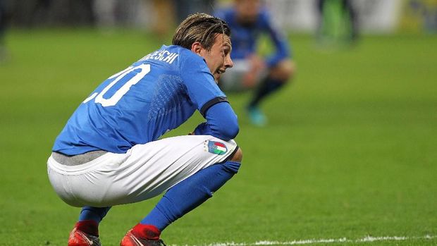 MILAN, ITALY - NOVEMBER 13:  Federico Bernardeschi of Italy reacts after loosing  at the end of the FIFA 2018 World Cup Qualifier Play-Off: Second Leg between Italy and Sweden at San Siro Stadium on November 13, 2017 in Milan, Sweden.  (Photo by Marco Luzzani/Getty Images)