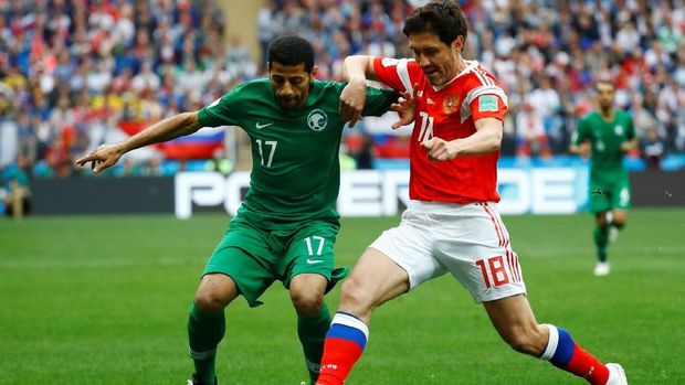 Yuri Zhirkov (kanan) dalam pertandingan melawan Arab Suadi.