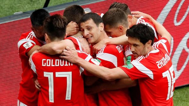 Para pemain Rusia merayakan gol perdana di Piala Dunia 2018 yang dilesakkan Yury Gazinsky.