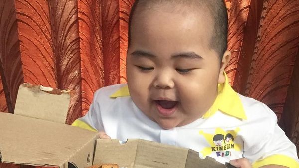 Gemas! Begini Gaya Makan Tatan, Selebgram Balita Bertubuh Gempal