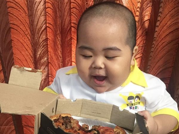 Gemas! Begini Gaya Makan Tatan, Selebgram Balita Bertubuh Gempal