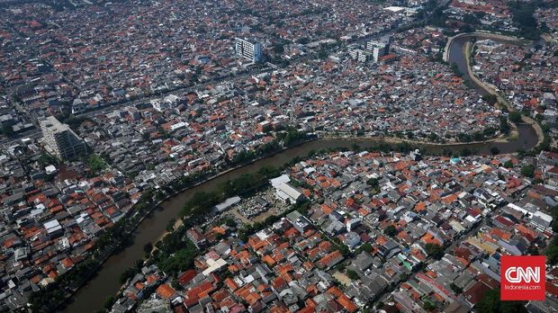 Kali Ciliwung yang membelah kota Jakarta, yang sempat diperjuangkan oleh MH Thamrin.